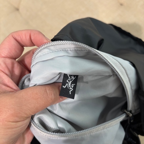 Arc’teryx Index 15 Backpack in Black - Picture 7 of 11